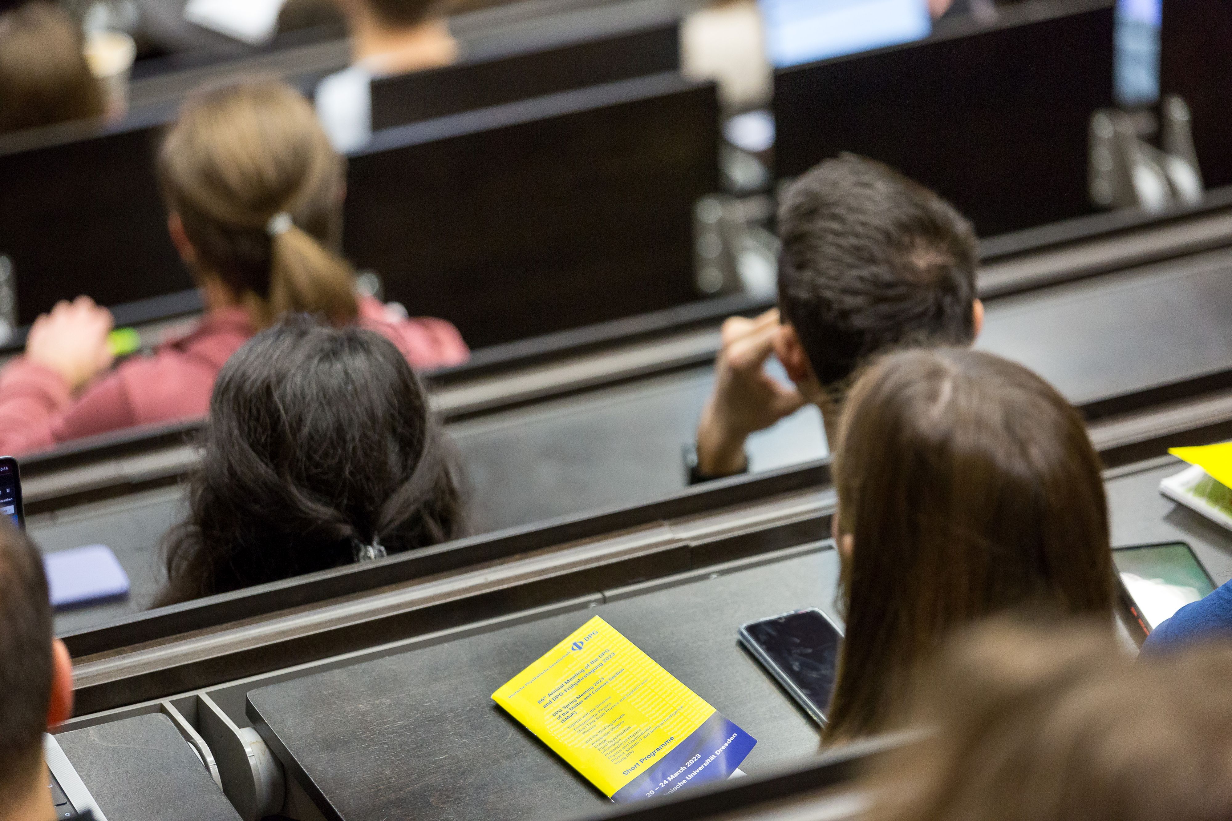 DPG-Frühjahrstagung: Programmheft im Hörsaal