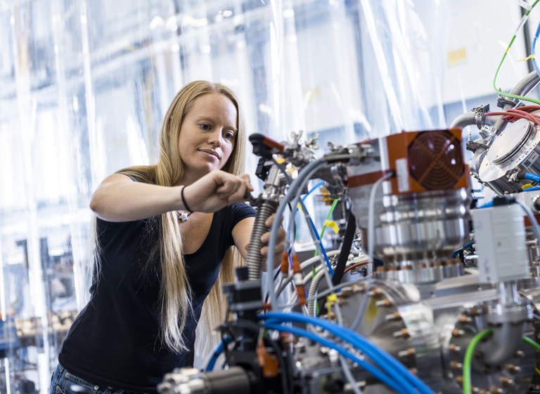 Rebecca_Boll_Physikerin.jpg Rebecca_Boll_Physikerin.jpg
