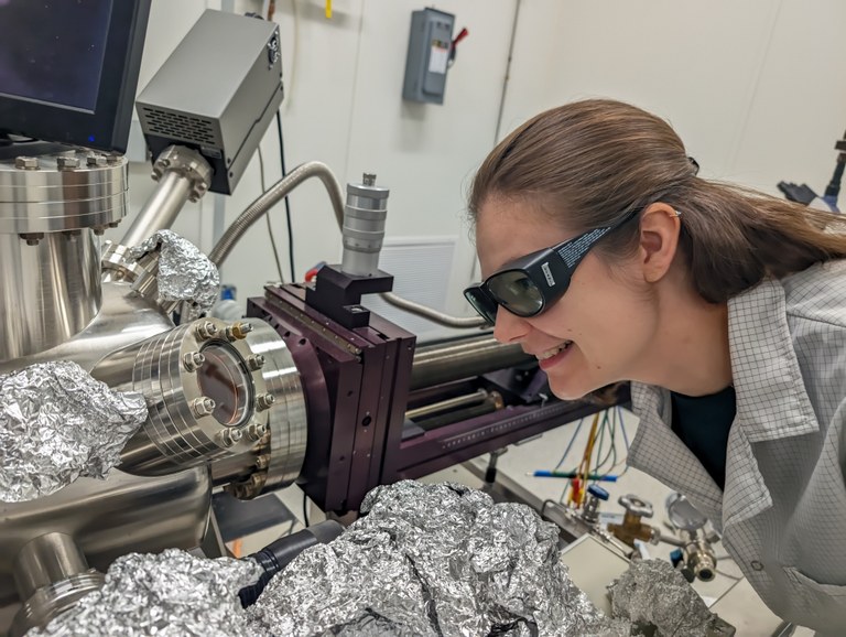 Stefanie_Adams_Physikerin.jpg Stefanie_Adams_Physikerin.jpg