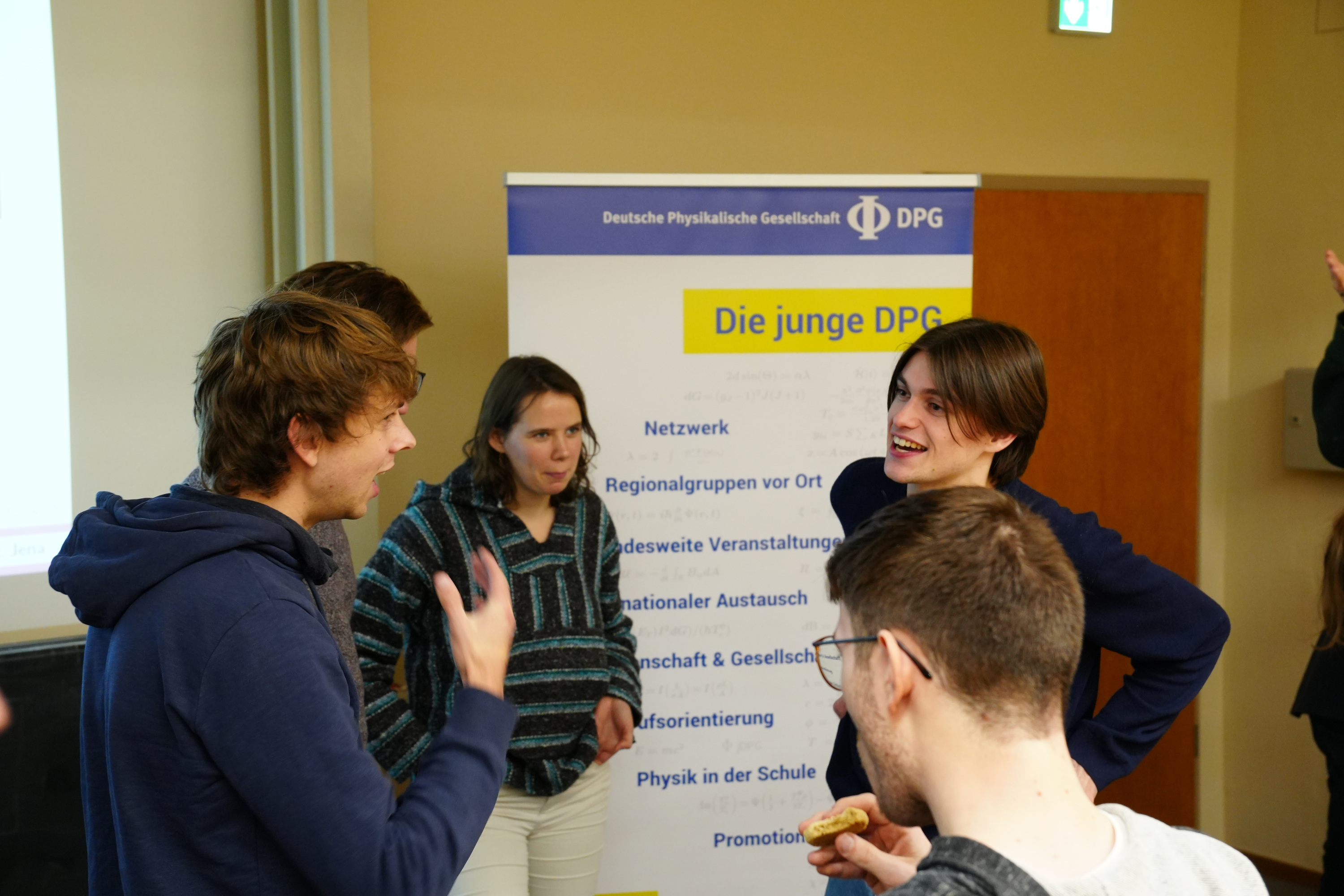 Austausch beim Steh-Imbiss © DPG / Ritzkowski 2024