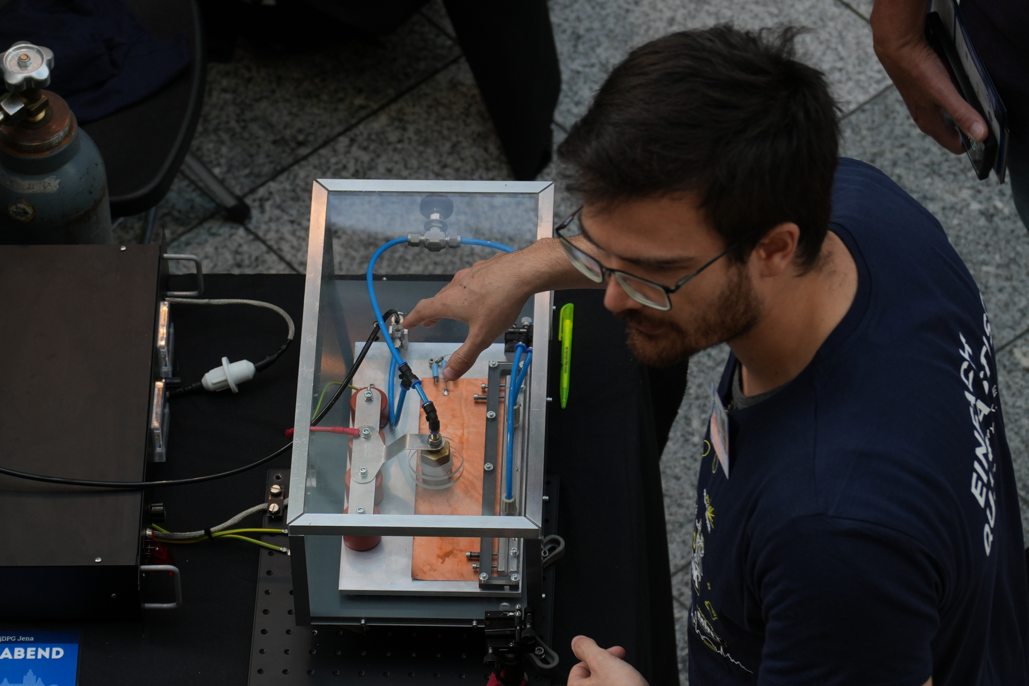 Die Funktion des selbstgebauten Stickstofflasers wird erklärt © DPG / Ritzkowski 2025