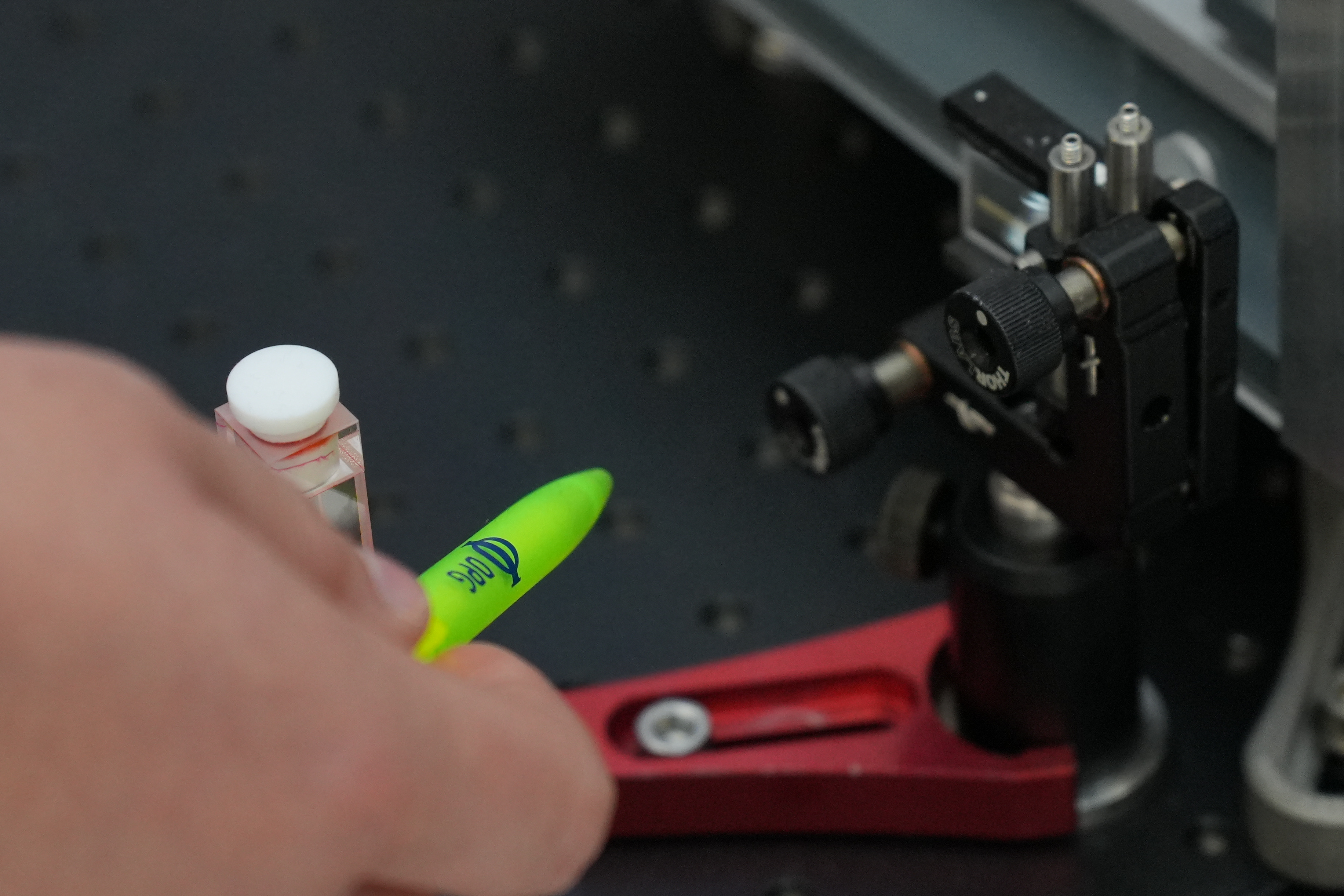 DPG-Kugelschreiber im Laserstrahl © DPG / Ritzkowski 2025