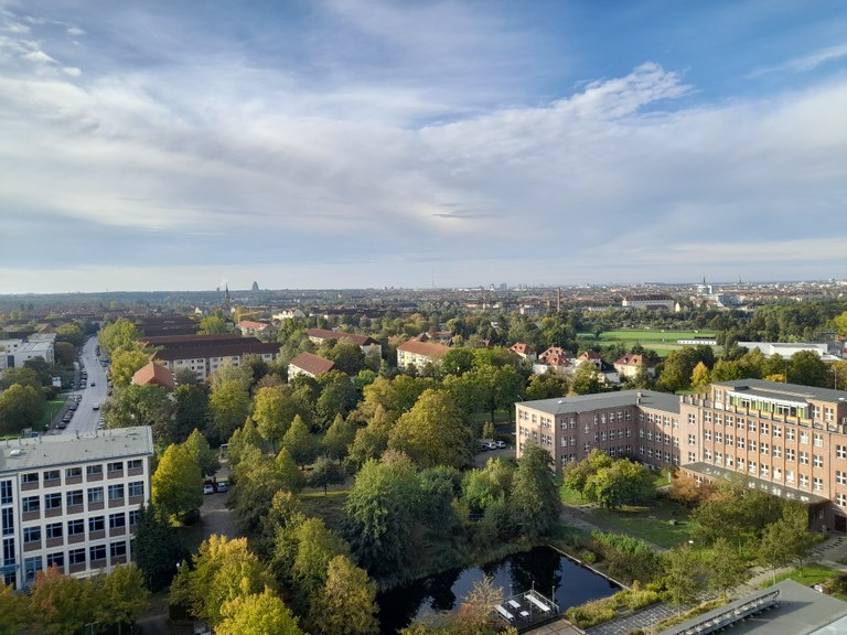 Blick vom Turm des UFZ in Richtung Völkerschlachtdenkmal leipzig_ufz_aussicht_turm_frederking_2024.jpg