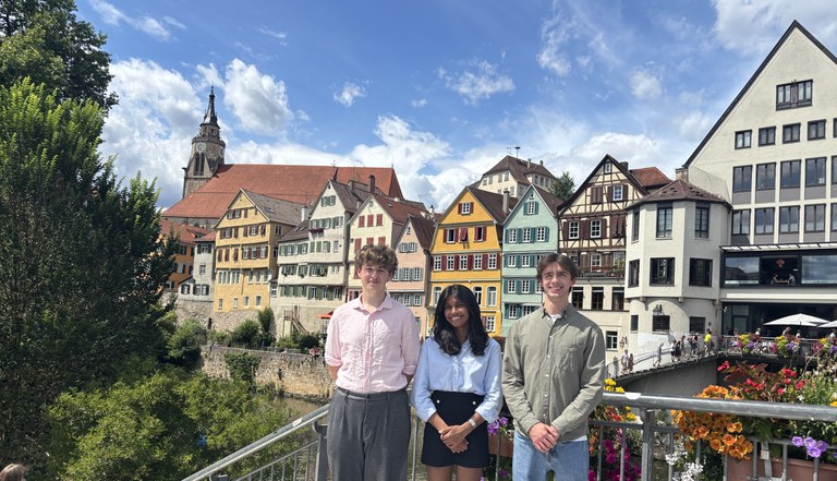 Von links nach rechts: Marcel Eichinger, Mahelie Dissanayake und Max Julius Hartung Leitung_Tuebingen.JPG