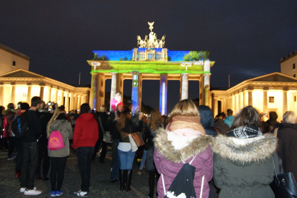Berlin erstrahlt in internationalem Licht — DPG