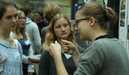 Schülerinnen und Schüler diskutieren in Braunschweig über ihre Forschung