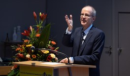 Tag der DPG Festveranstaltung_Eröffnung Klaus Richter.jpg