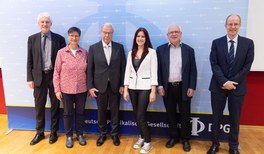 Tag der DPG Festveranstaltung_Ehrennadeln und Medaillenpreisträgerin.jpg