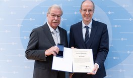 Tag der DPG Festveranstaltung_Ehrennadel Gaebler.jpg