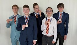 IPhO_2025_Team (002).jpeg