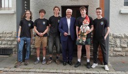 Bundespräsident Frank-Walter Steinmeier zu Besuch bei IYPT-Jungforscher:innen im phaenovum Schülerforschungszentrum Lörrach
