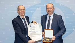 Max-Planck-Medaille_Kurt Kremer_DPG_Geiger.jpg